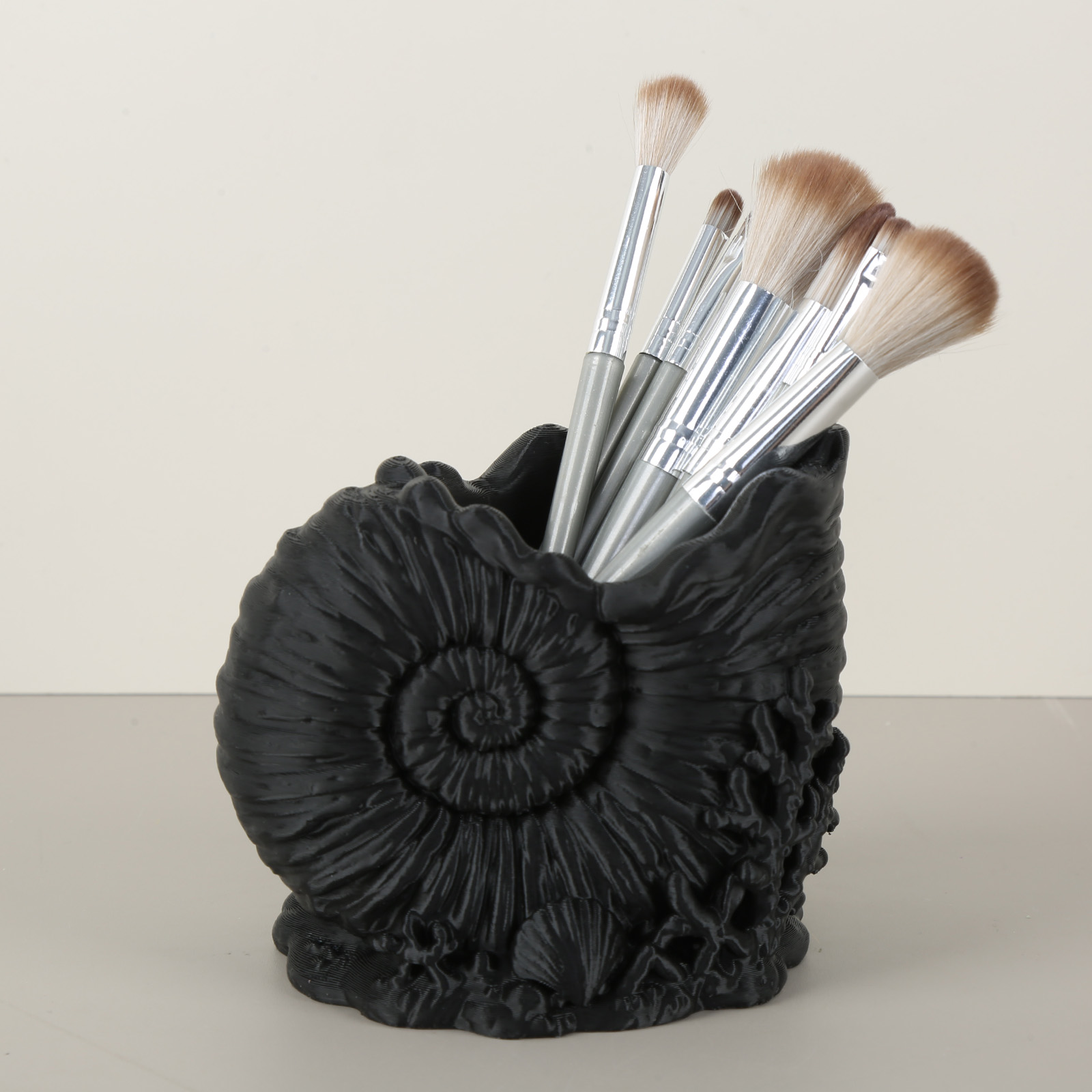 1pc Black Conch‑shaped Pen Holder Ocean‑style Desktop Stationery Storage Container Creative Office Desk Decor Ornament